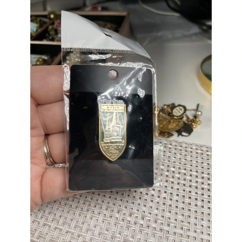 2006 World Champion Chips Churchhill Downs Lapel/Hatpin
